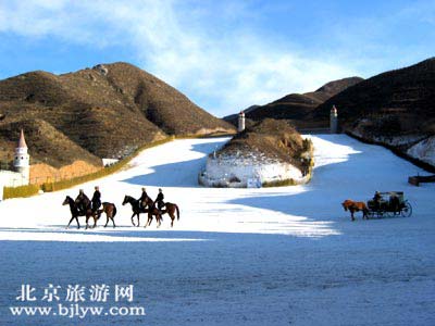 阳 光 雪 山 城 堡