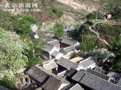 川 底 下 村