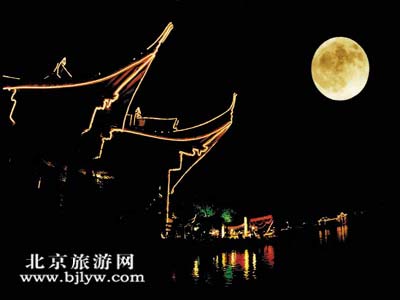 平 湖 秋 月