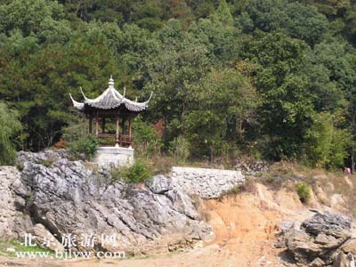 大 慈 岩